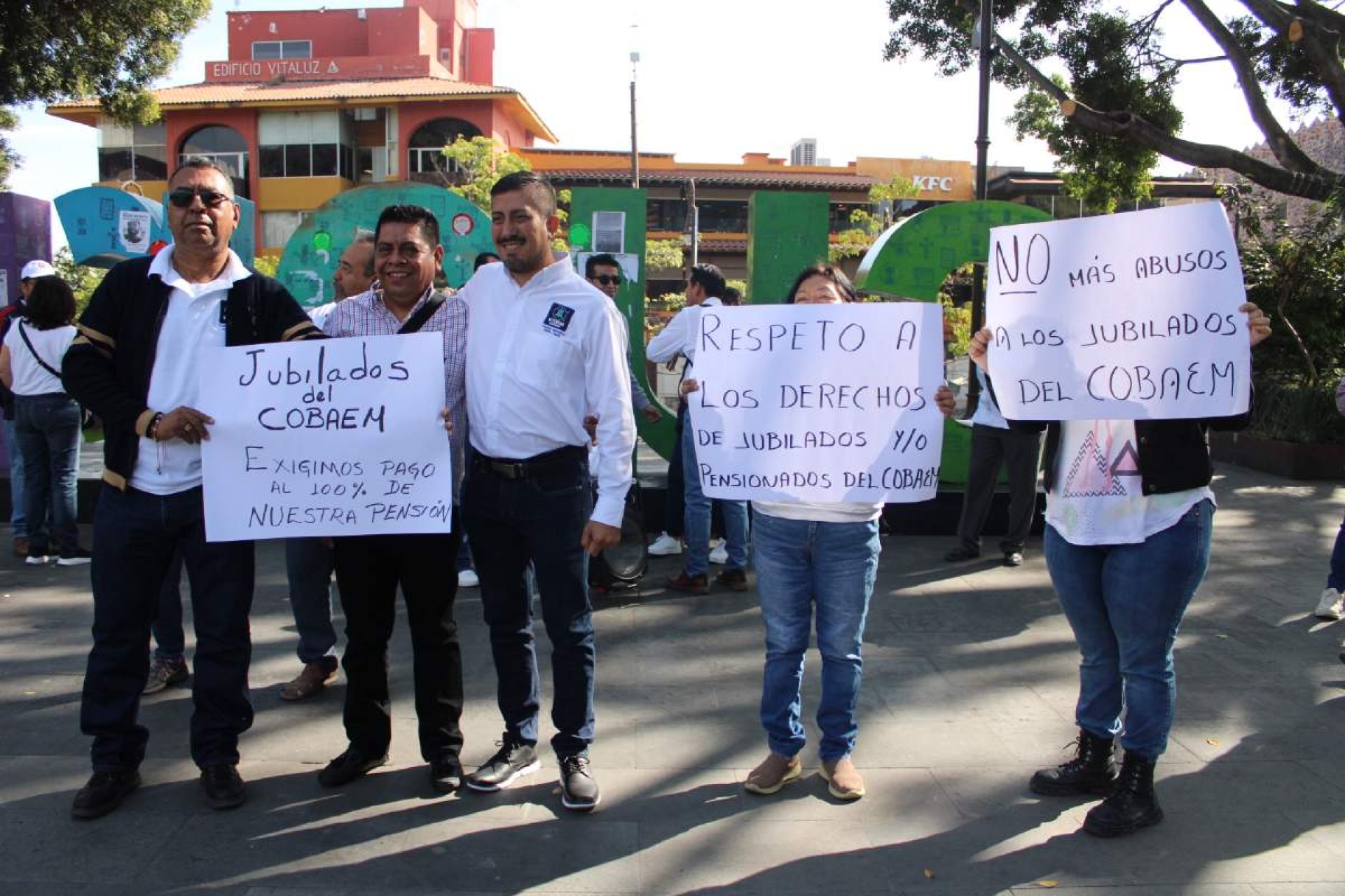 Jubilados del Cobaem denuncian 'discriminación'