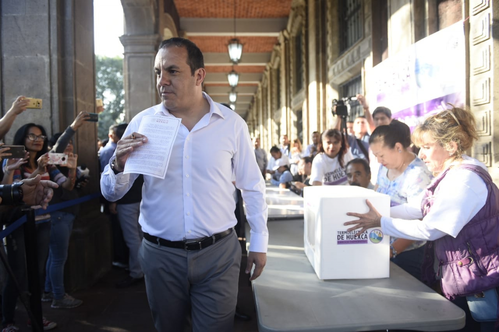 Acude CBB a votar en la consulta sobre el PIM