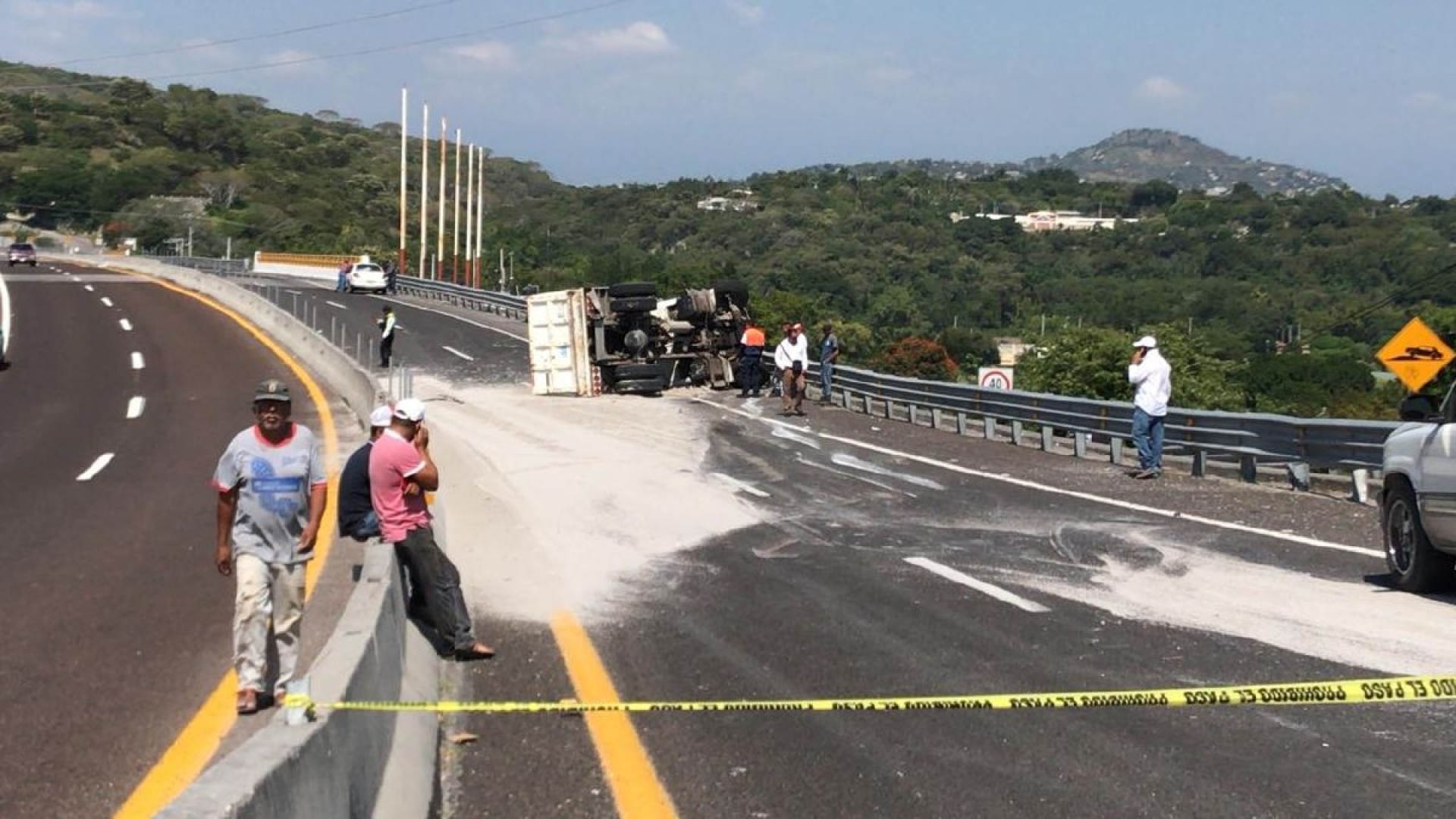 Vuelca un camión de volteo en Xochitepec