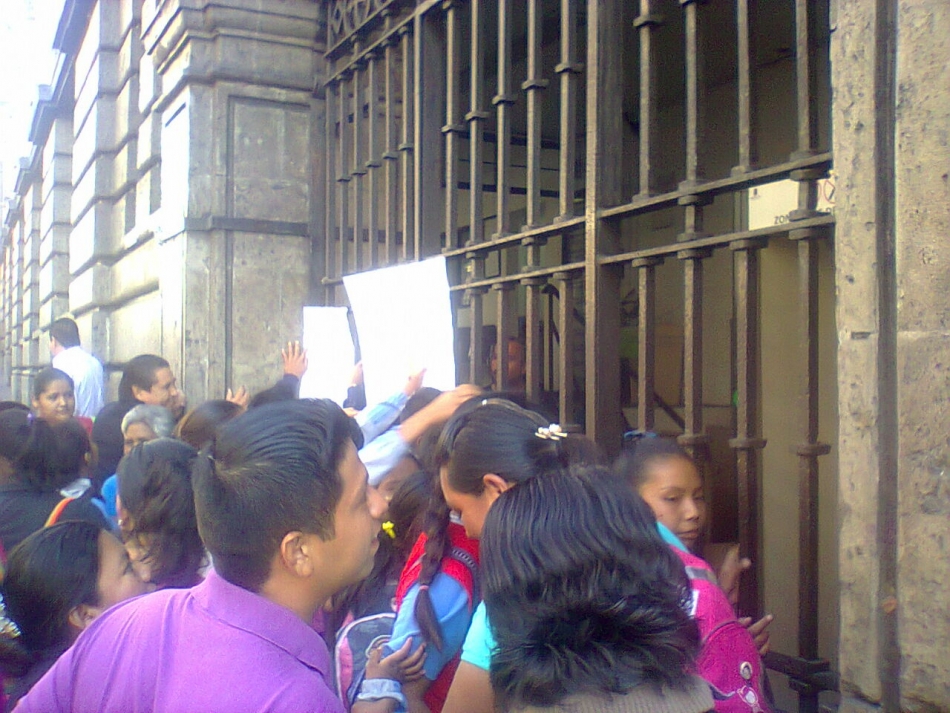 Bloquean accesos al palacio de gobierno exigiendo una escuela digna