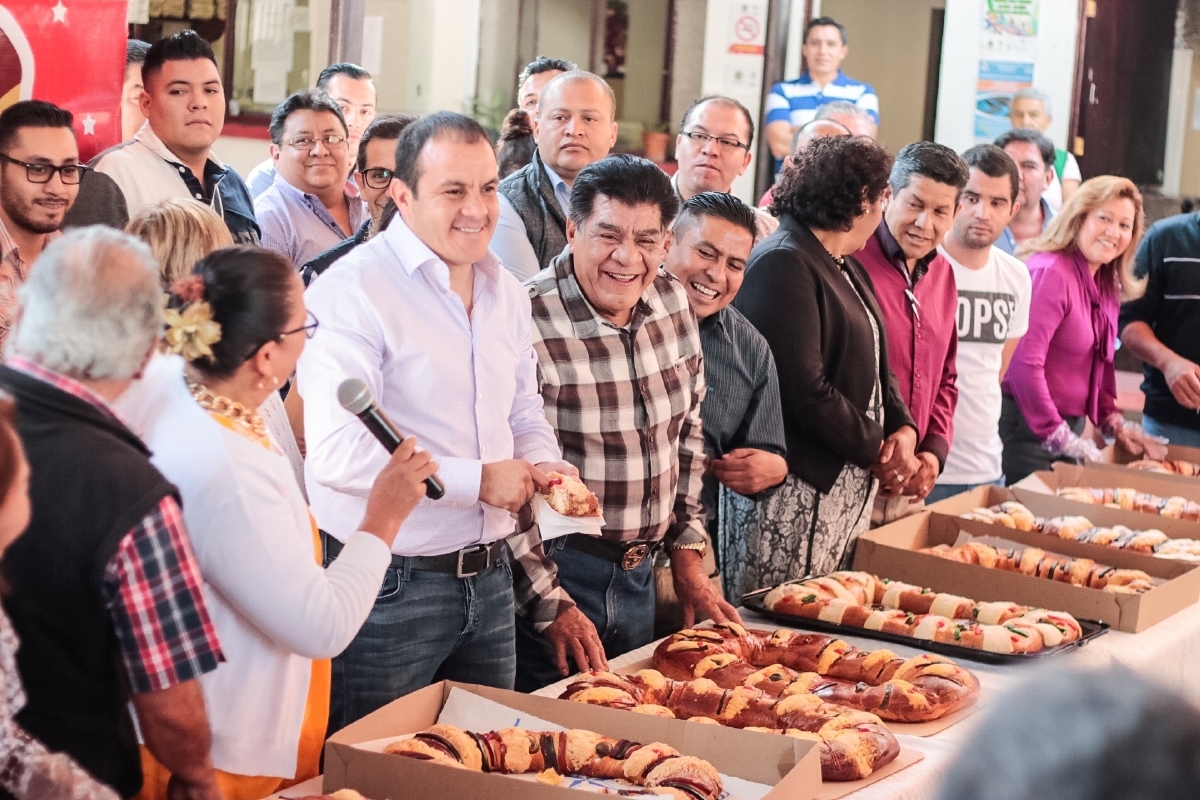 Convive Cuauhtémoc Blanco con trabajadores del municipio en la tradicional Rosca de Reyes
