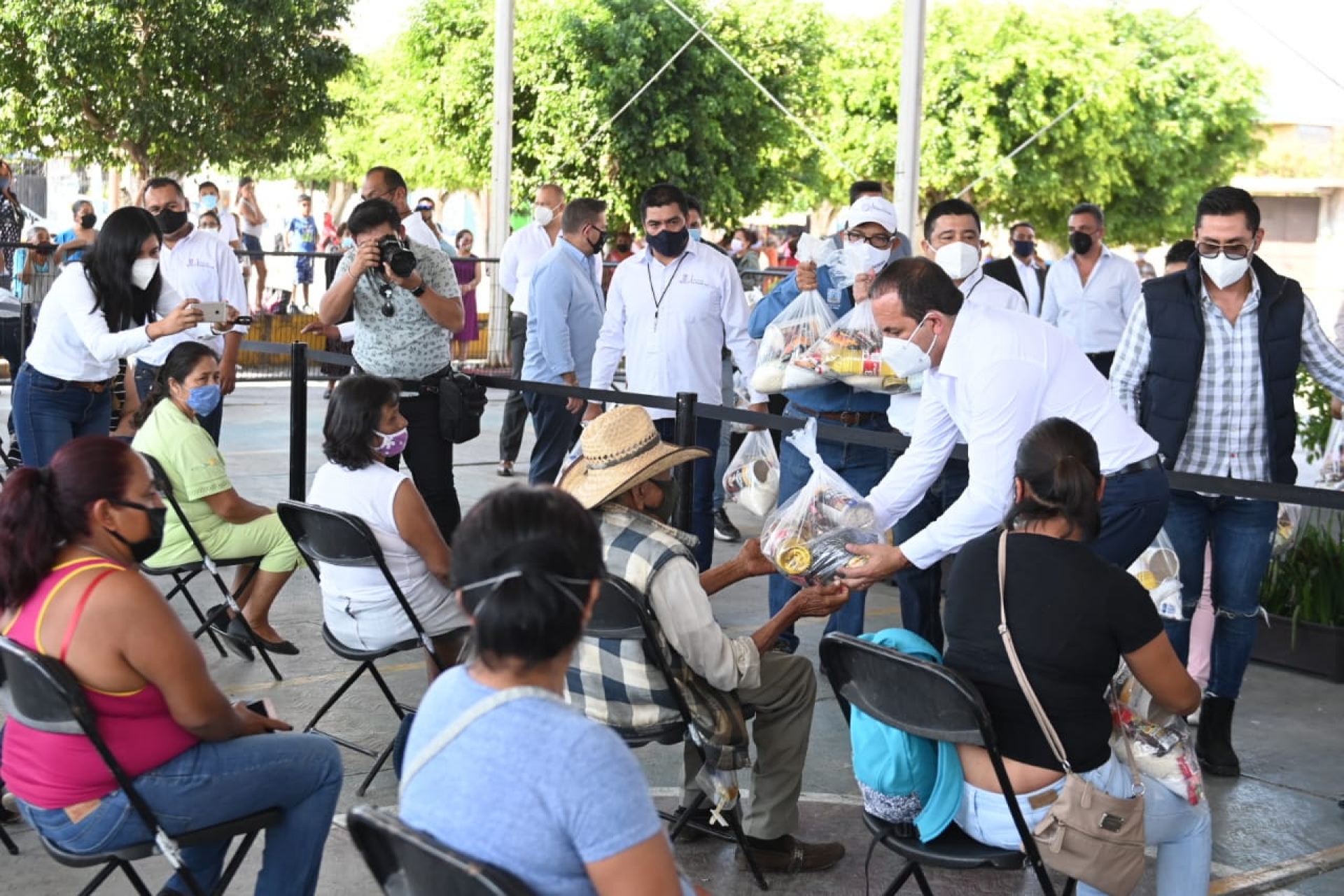 Entrega Cuauhtémoc Blanco apoyos alimentarios en Yautepec