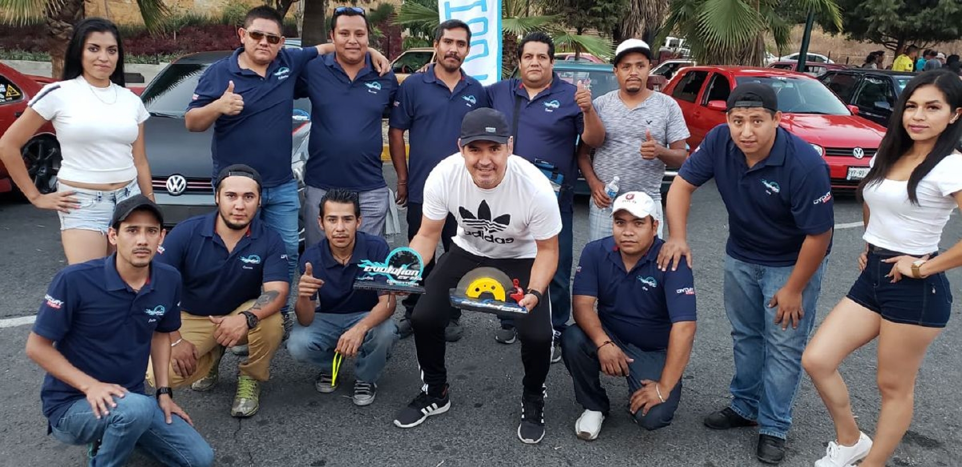 Regalan sonrisas y juguetes a niños en su día