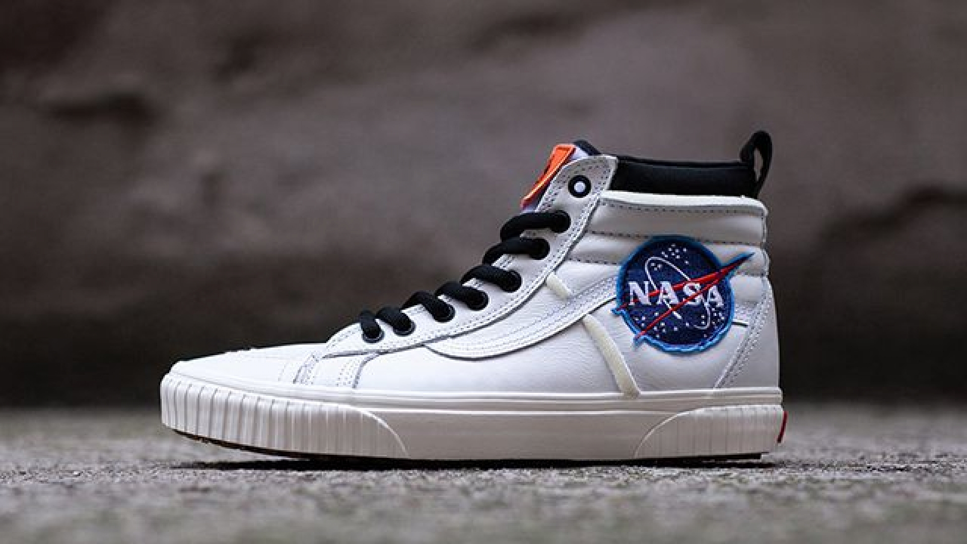 Descubre aquí la colección de ropa de Vans y la NASA