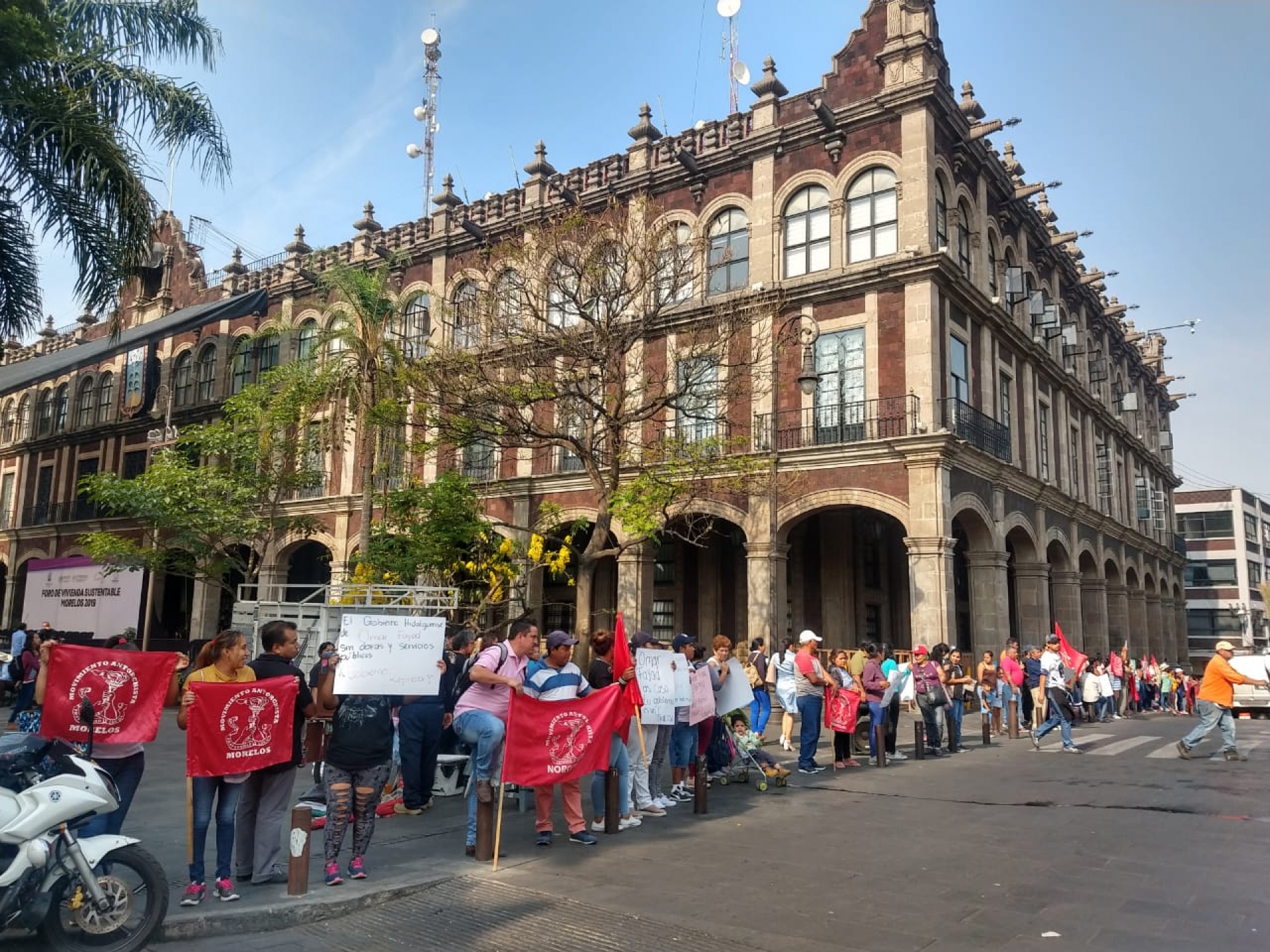 Protestan antorchistas en Cuernavaca contra Omar Fayad