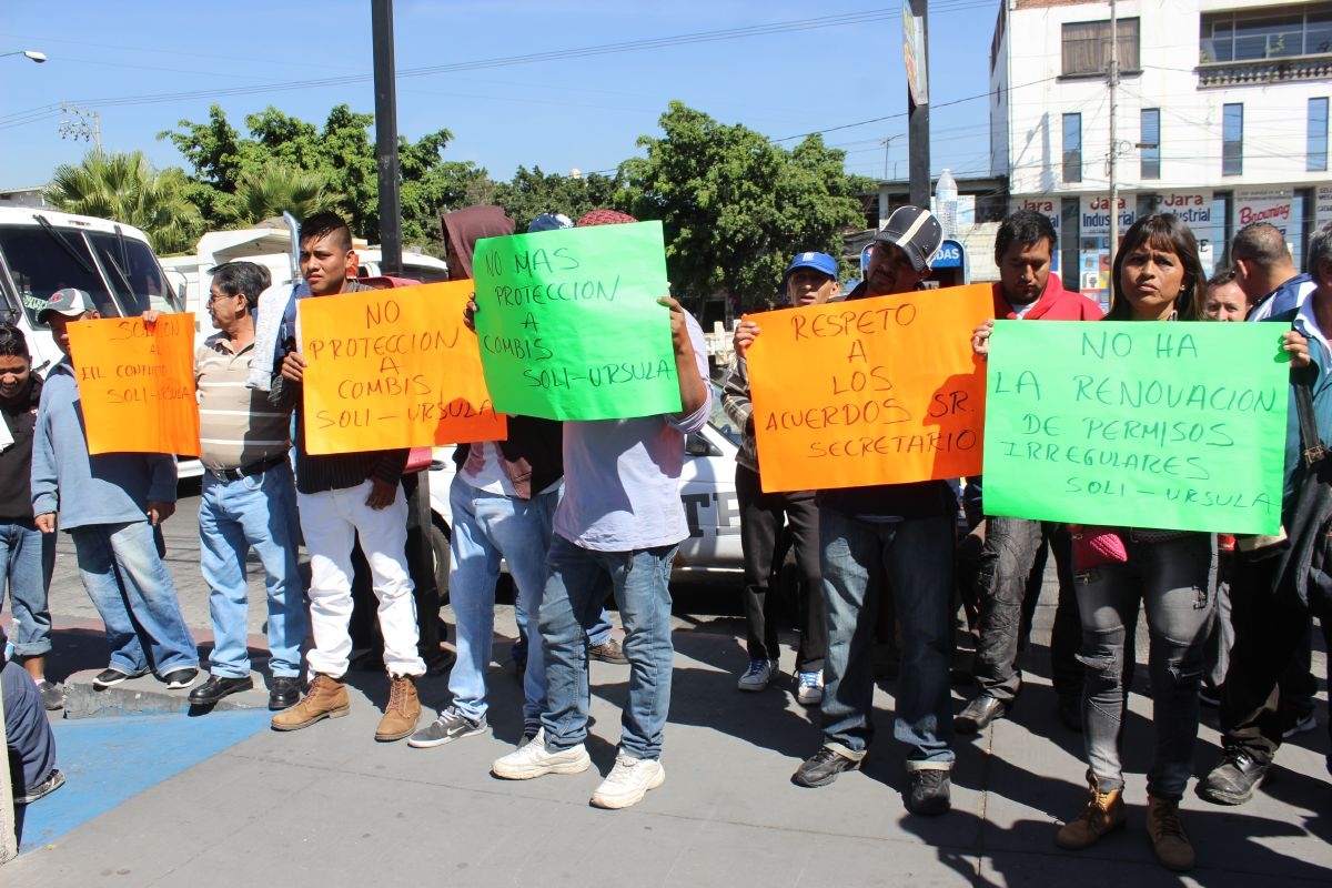 Acusan a titular de la SMyT de dar permisos de taxi a su hijo