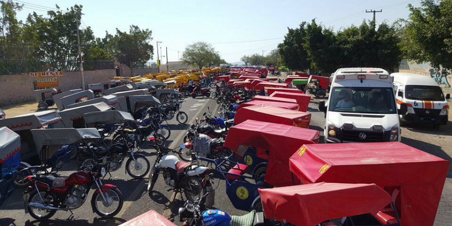 Mototaxistas de Xoxocotla bloquean la carretera local Alpuyeca-Jojutla