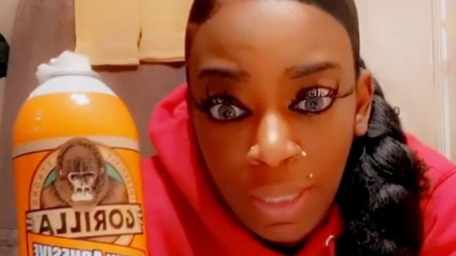 Influencer usó pegamento en lugar de spray para el cabello y terminó en el hospital