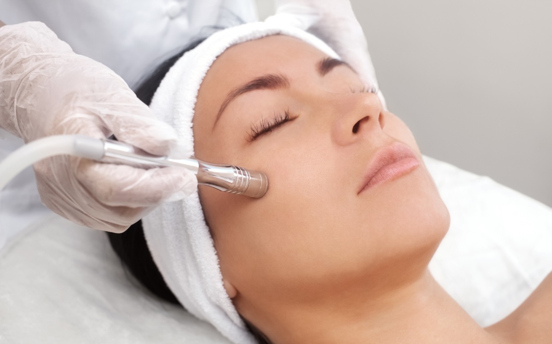 El tratamiento anti-edad que rejuvenece el rostro de las famosas