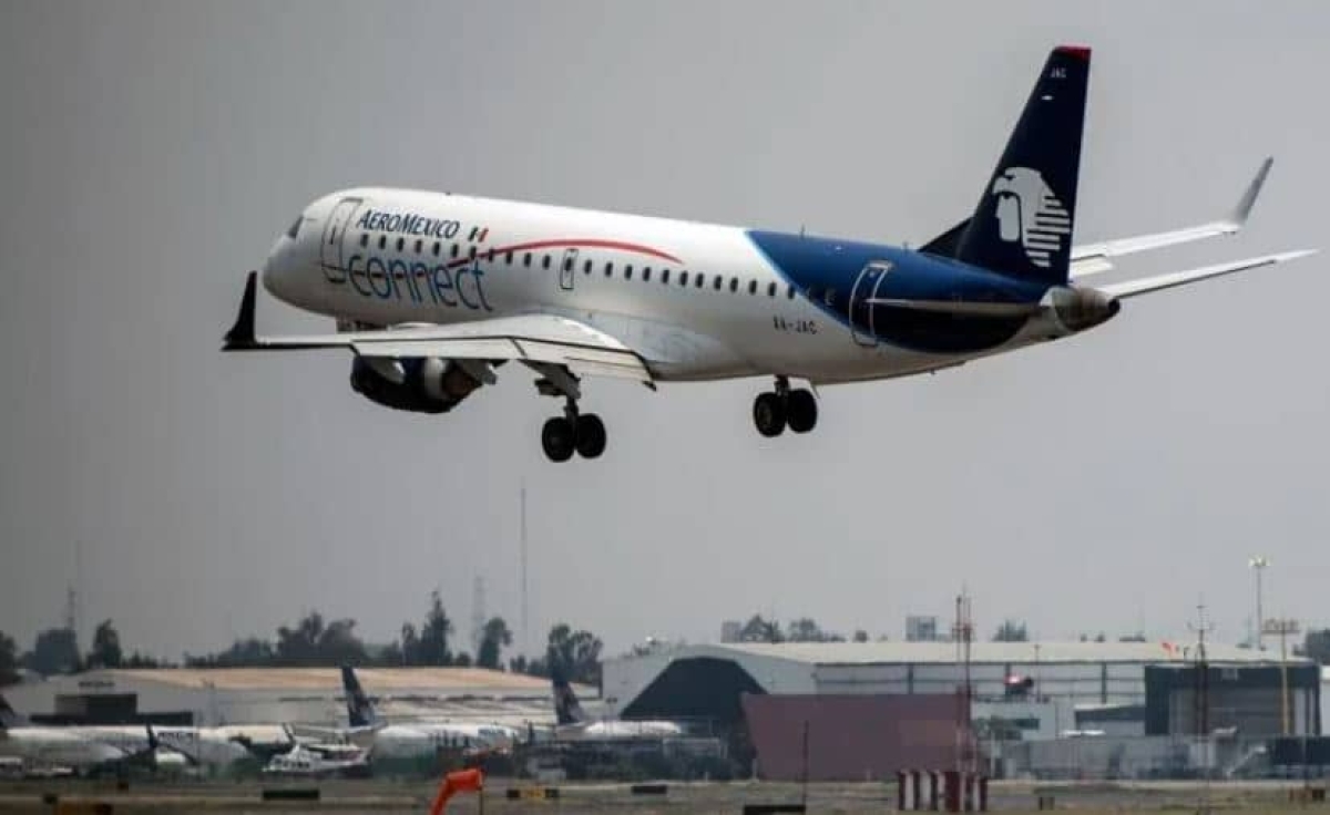 Piloto de avión interactúa con pasajeros y canta canción de cuna