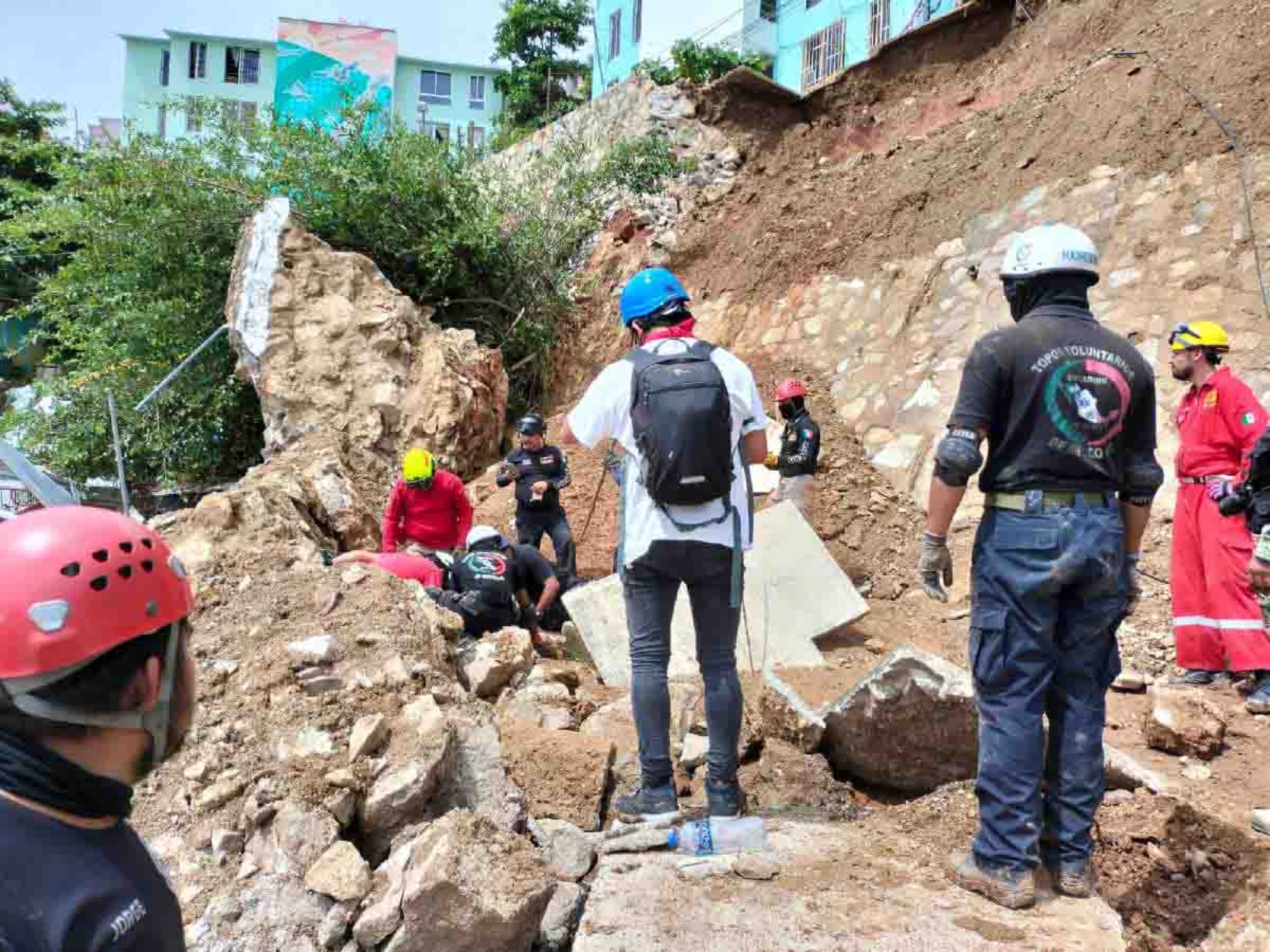 Mantienen rescatistas de Morelos ayuda a damnificados de Acapulco