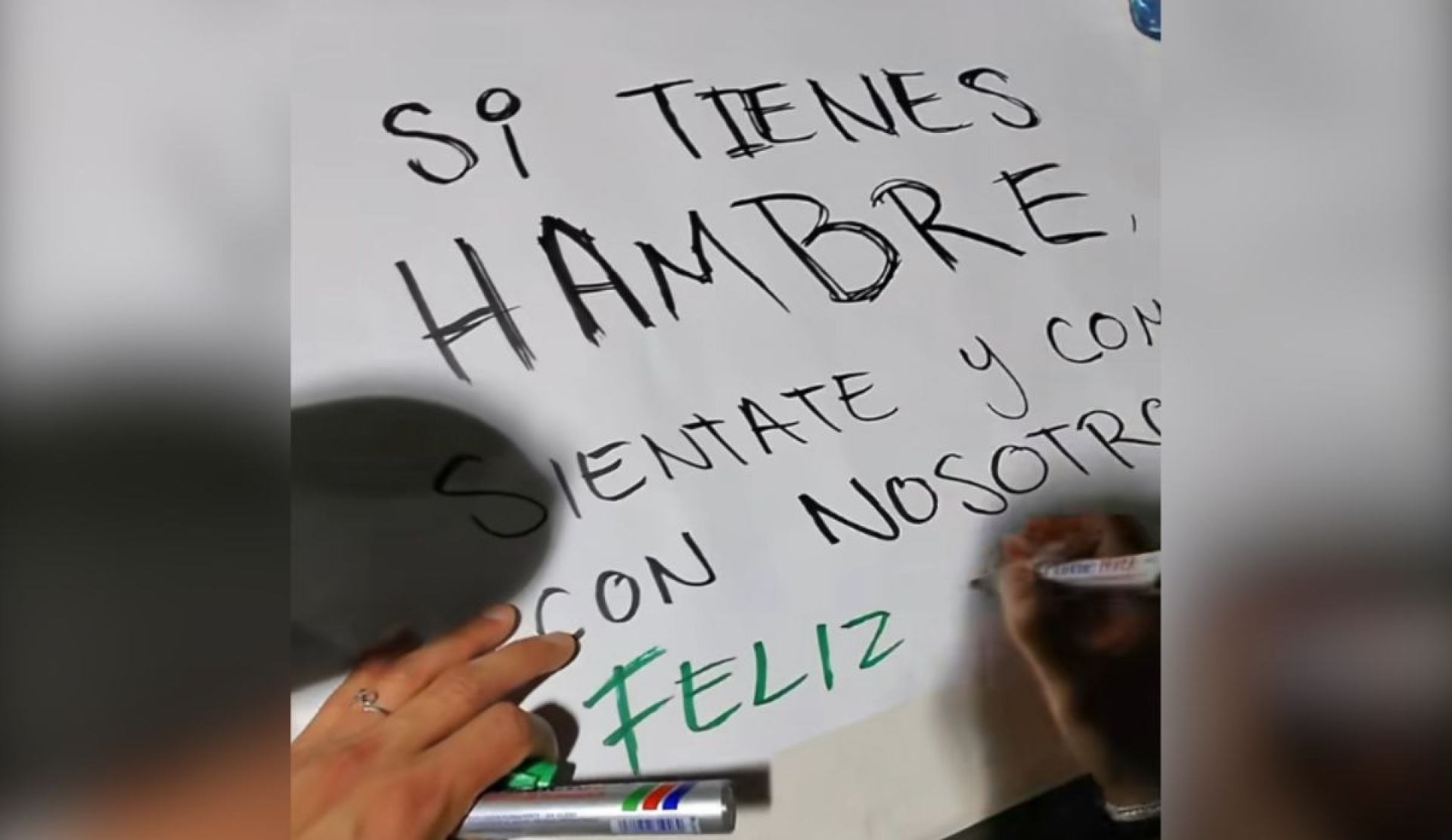 Joven comparte cena navideña con personas en situación de calle