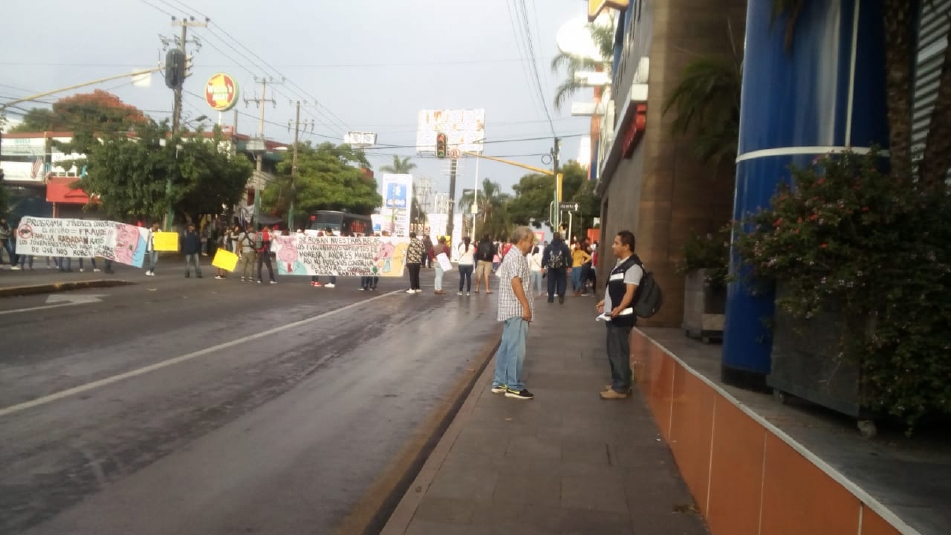 Se manifestaron becarios en la avenida Plan de Ayala, en Cuernavaca