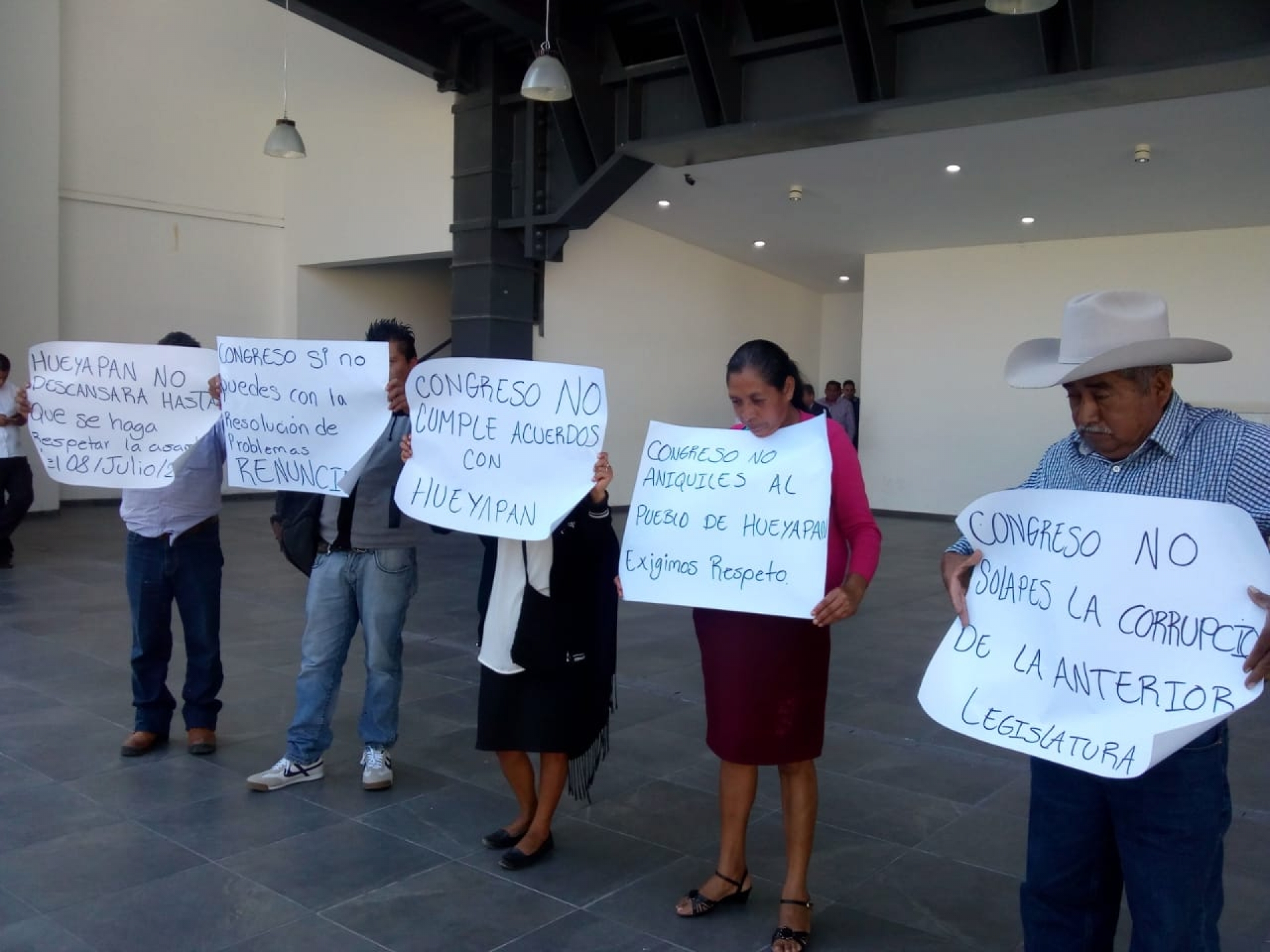Habitantes de Hueyapan se manifiestan en el Congreso