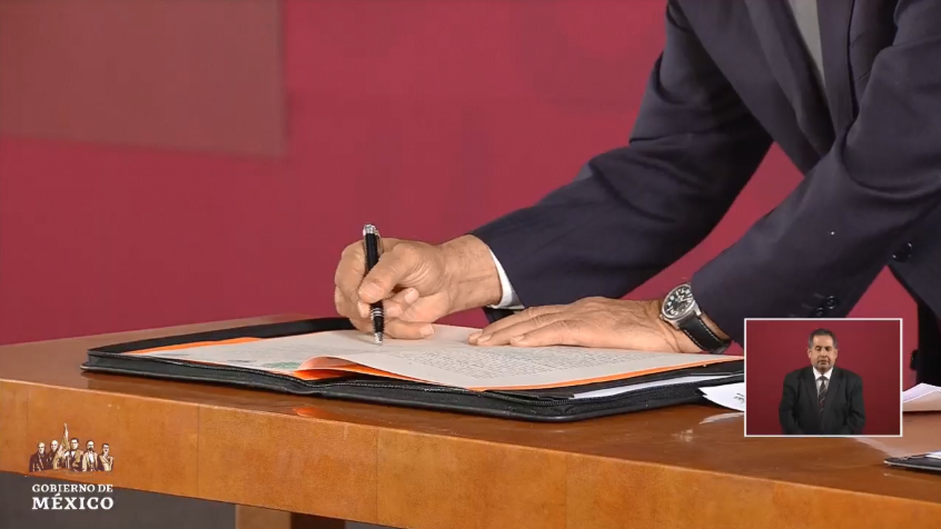 AMLO firma ante Notario Público la no reelección