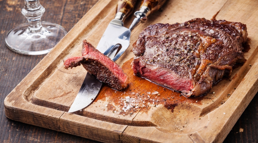 No, los humanos no somos veganos naturales, el consumo de carne nos ayudó a evolucionar
