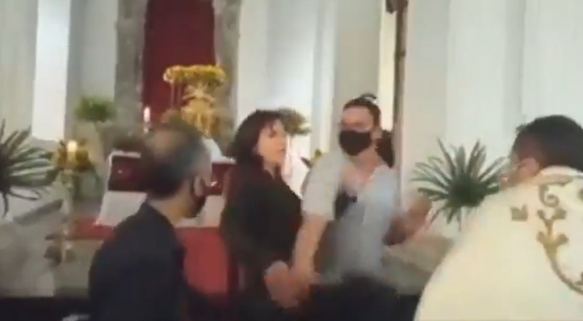 Mujer cachetea a sacerdote durante una misa en Venezuela