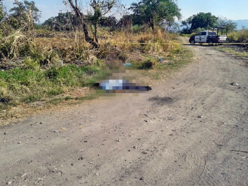 Hallan el cuerpo de un hombre sobre la carretera