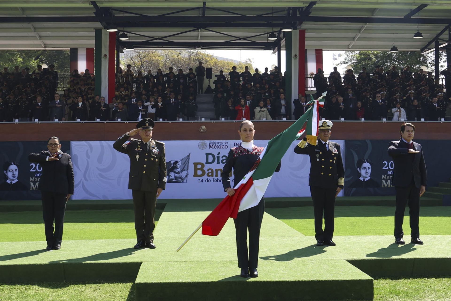 Sheinbaum encabeza ceremonia por el Día de la Bandera en Campo Marte