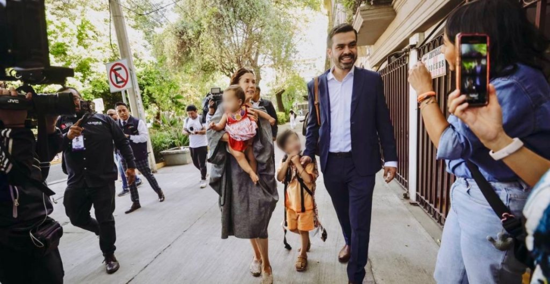 Jorge Álvarez Máynez emite su voto: 'es una experiencia única'