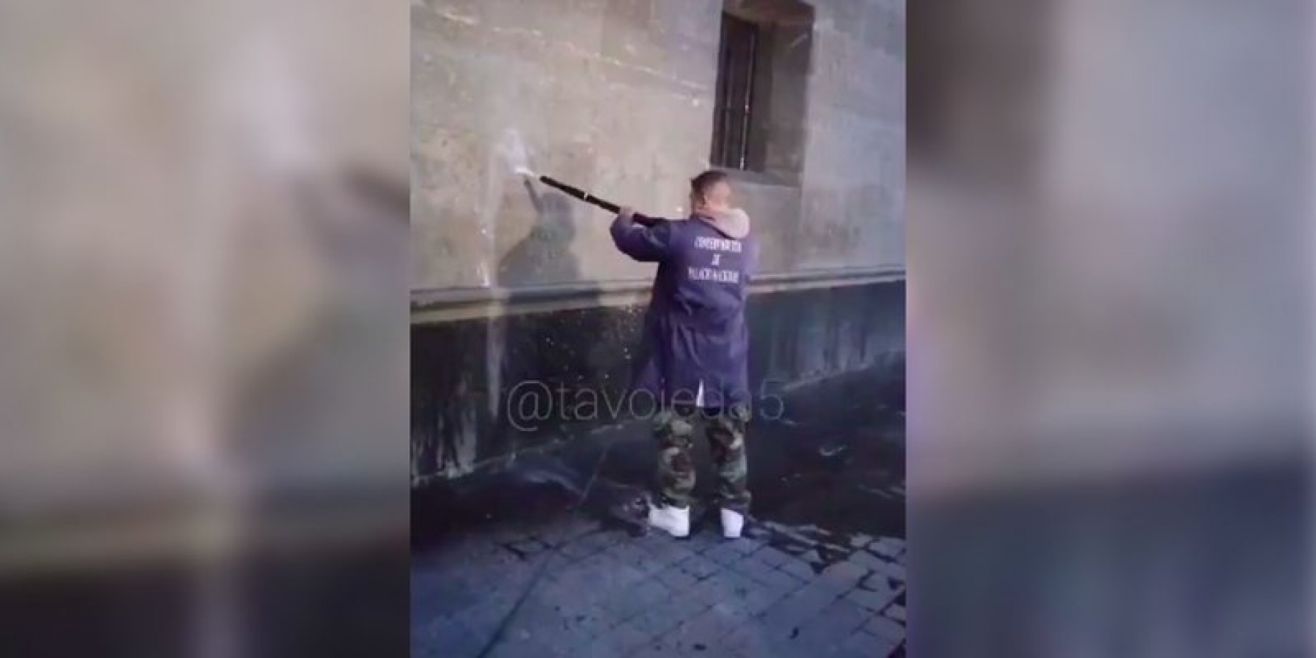 Limpian Palacio Nacional tras pintas durante marcha por Ayotzinapa