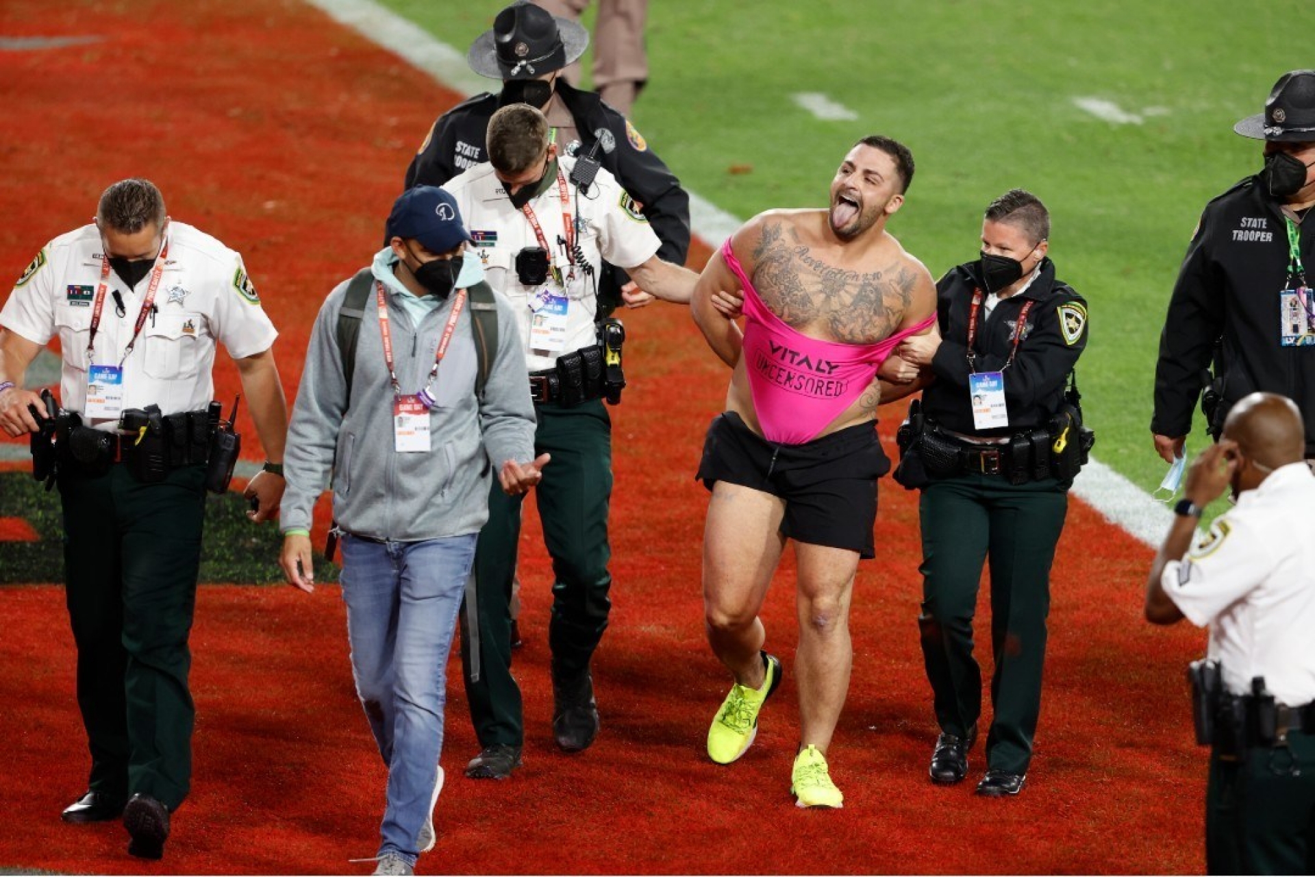 Hombre que irrumpió en el Super Bowl se comprará una jirafa con ganancias de apuestas