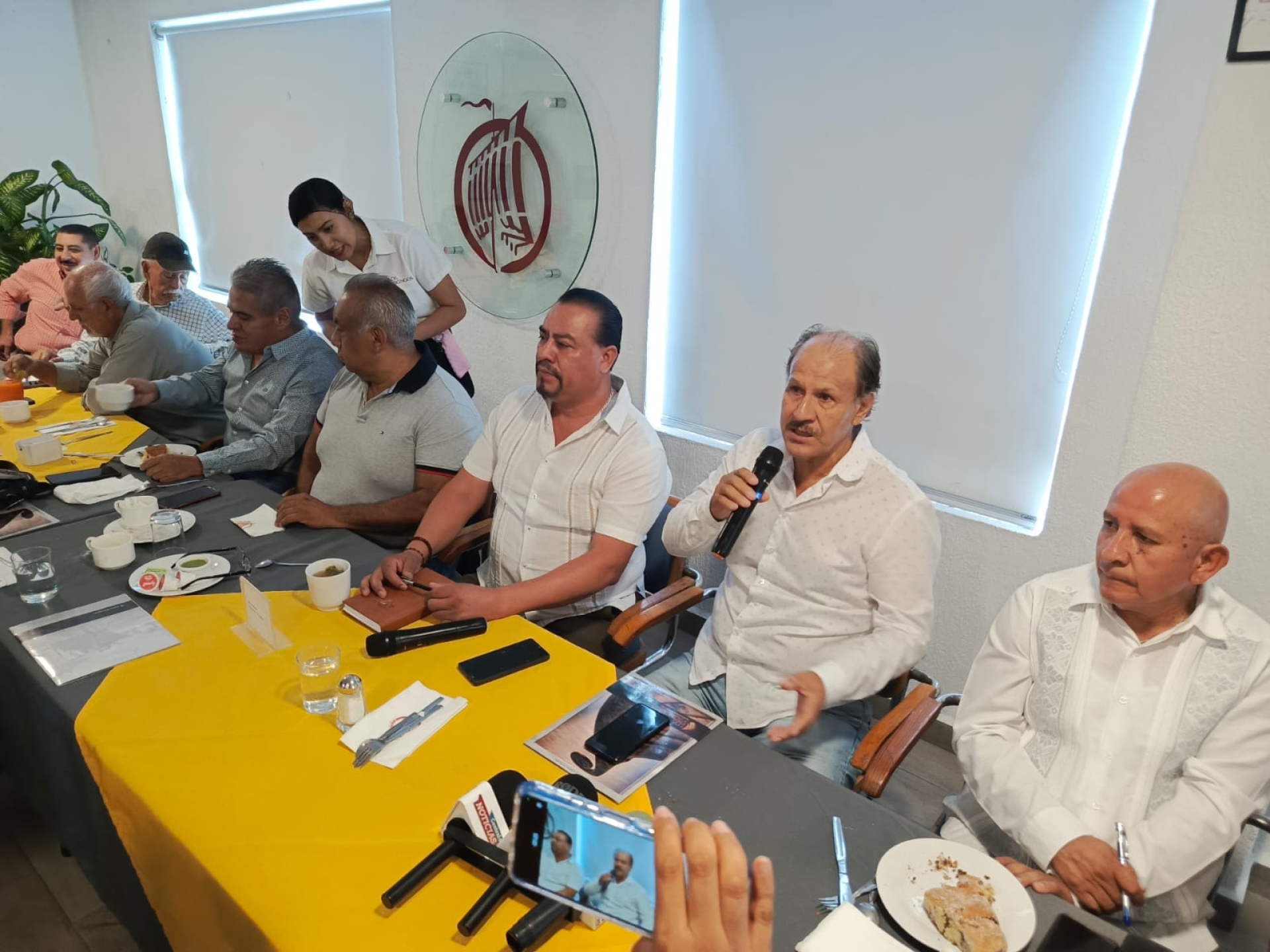 Rechazan líderes transportistas proyecto de unidades eléctricas; hay disposición al de modernización de 'rutas'