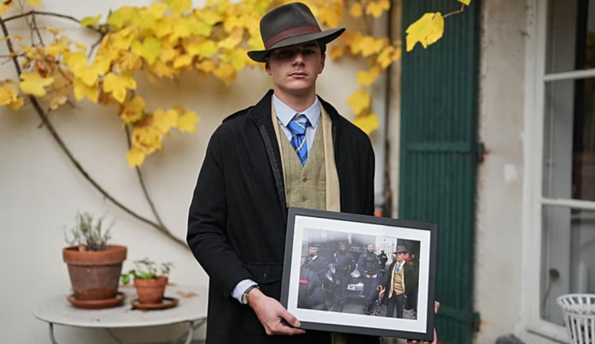 El enigma del 'hombre del Fedora' del Louvre: habla el joven detrás de la foto viral