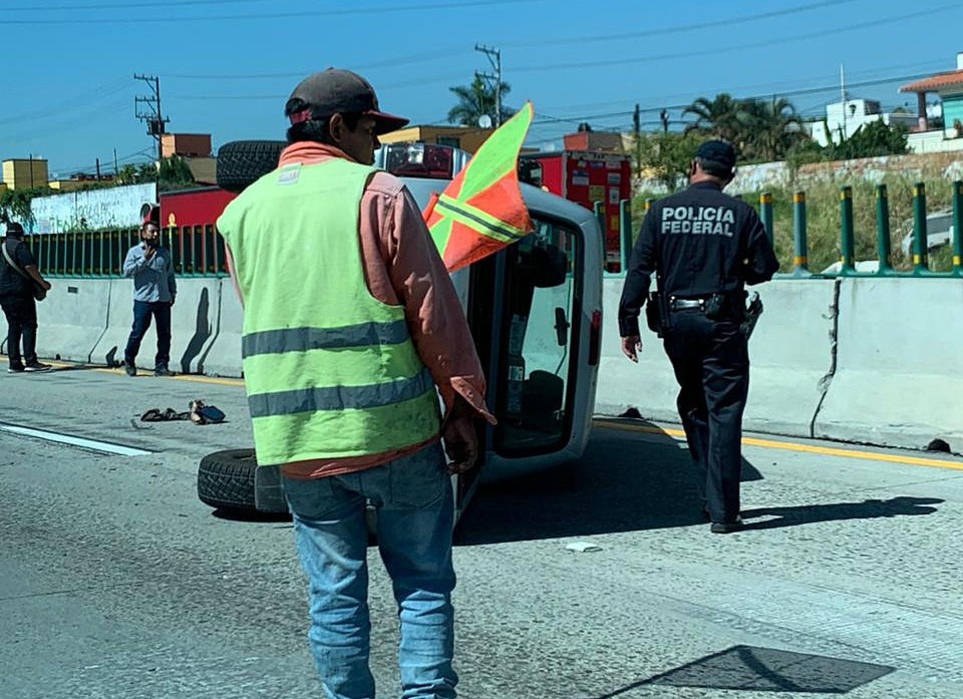 Vuelca camioneta en el paso exprés