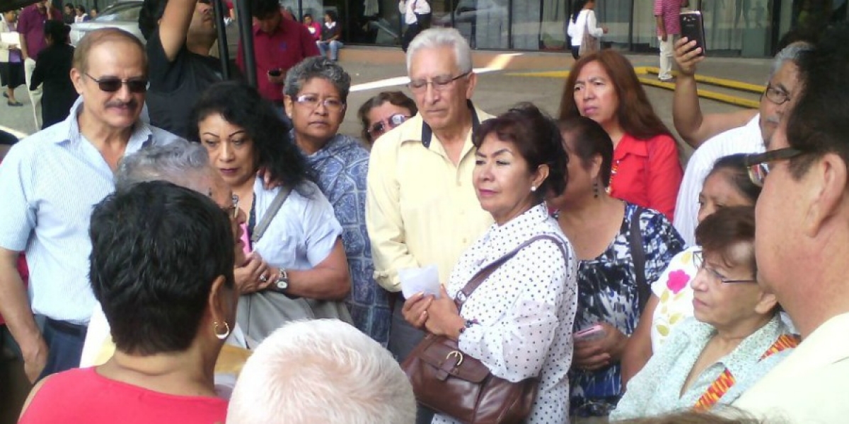 Protestan maestros jubilados en el IEBEM