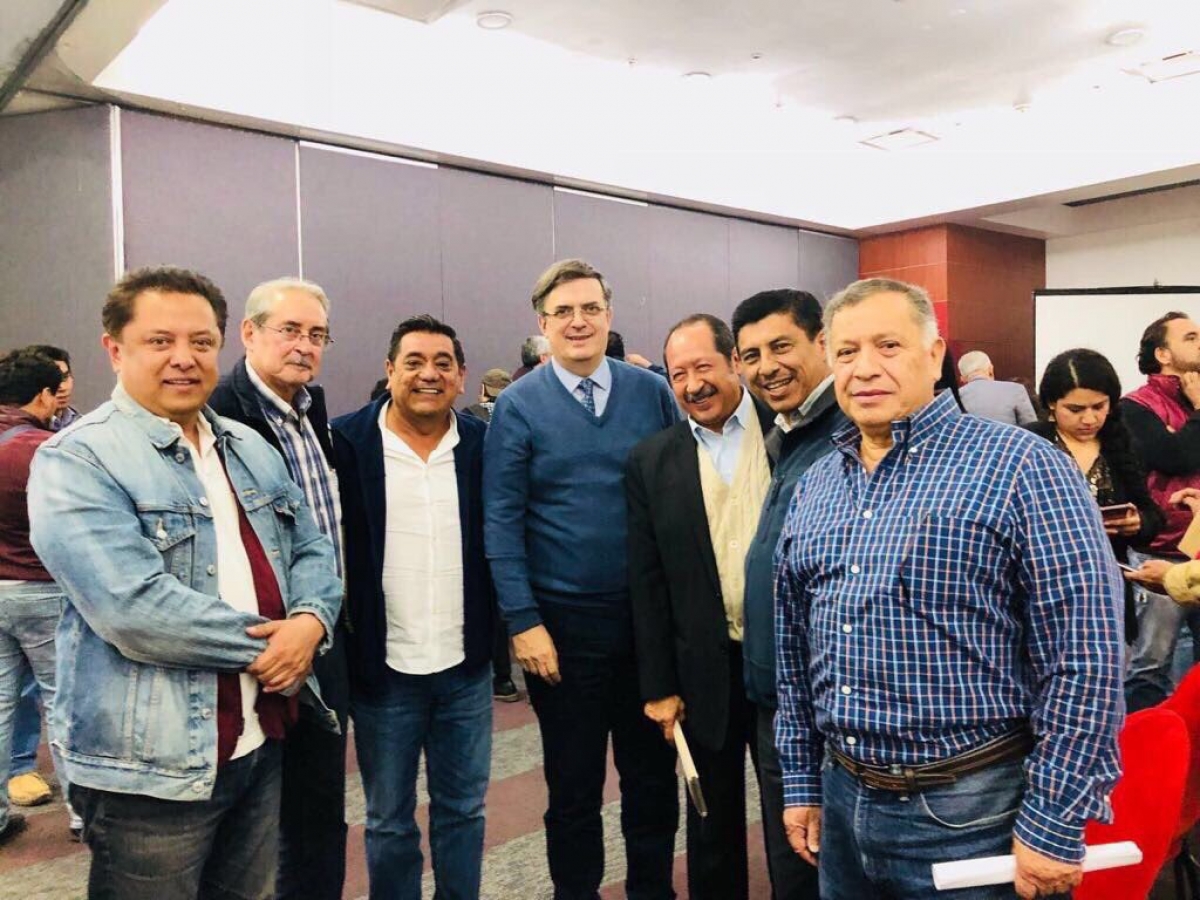 Reaparece Marcelo Ebrard en reunión de Morena