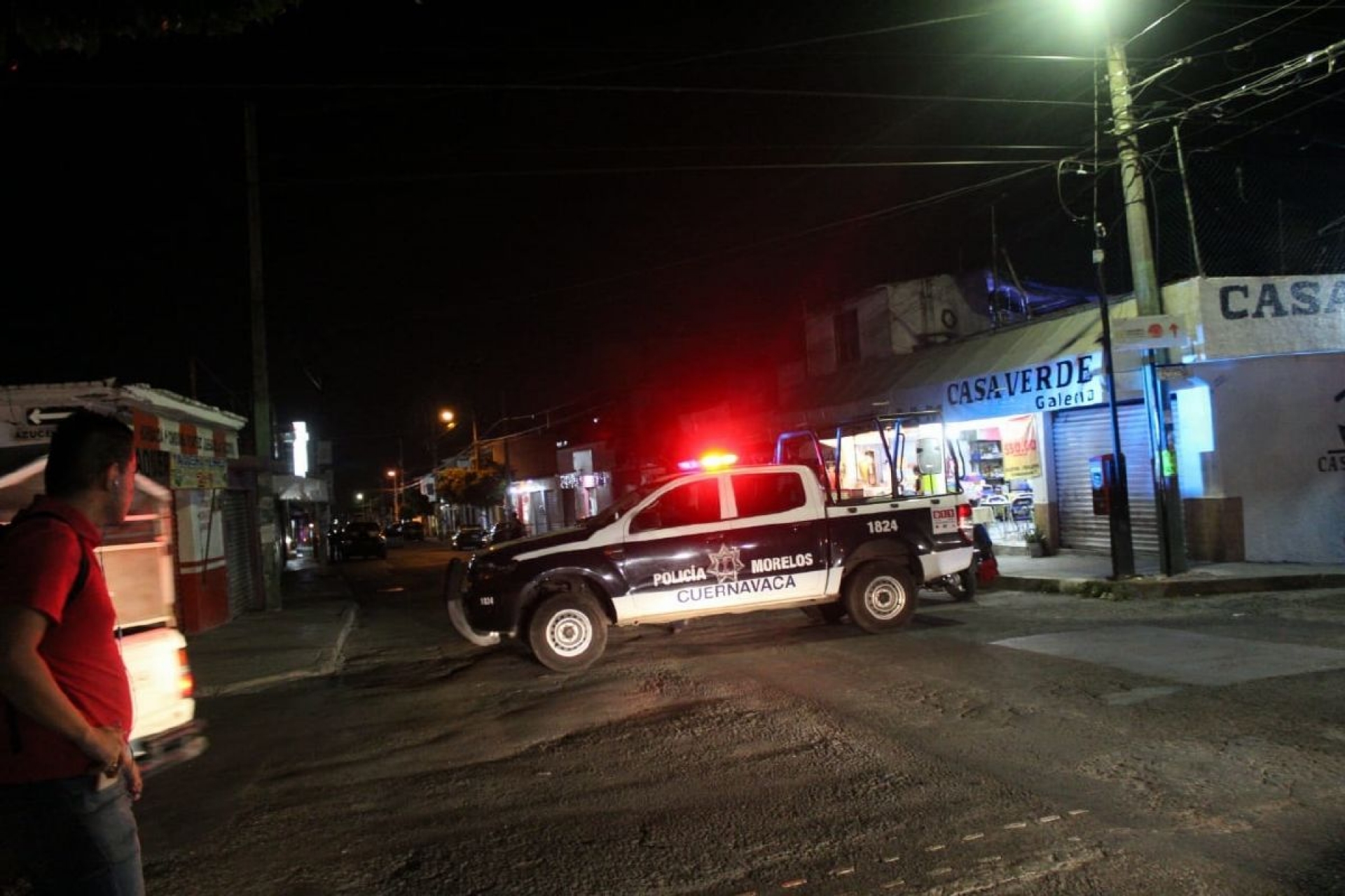 Atacan a tiros a peatón desde un auto