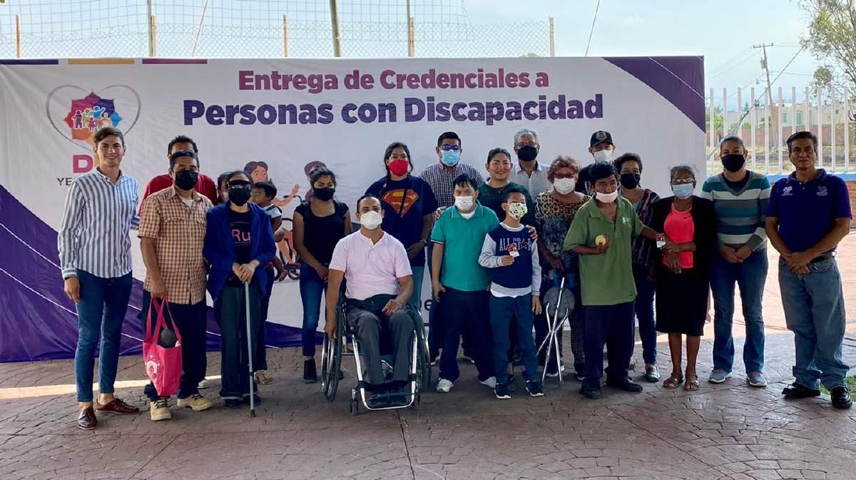 Reciben credencial personas con discapacidad en Yecapixtla