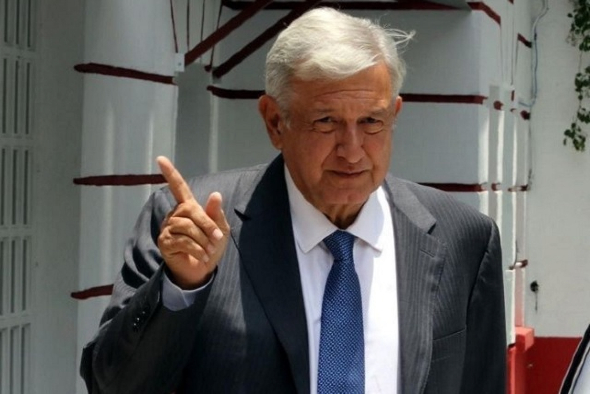 Esta es la pregunta que te hace AMLO para que elijas aeropuerto