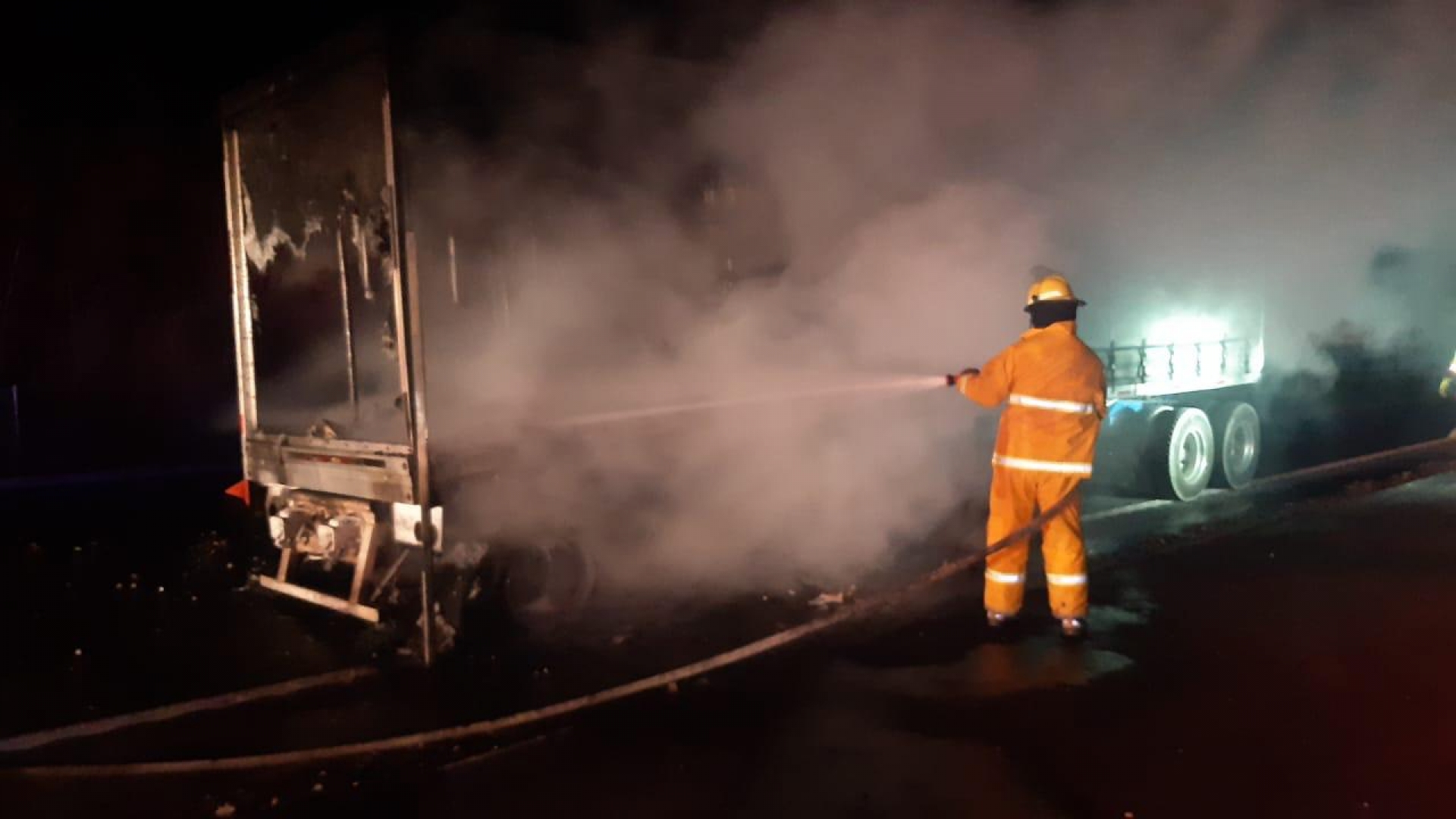 Sofocan bomberos incendio de tráiler en autopista La Pera-Cuautla
