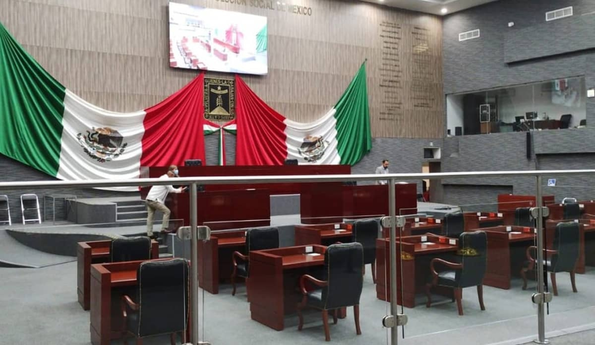 TREINTA DIPUTADOS