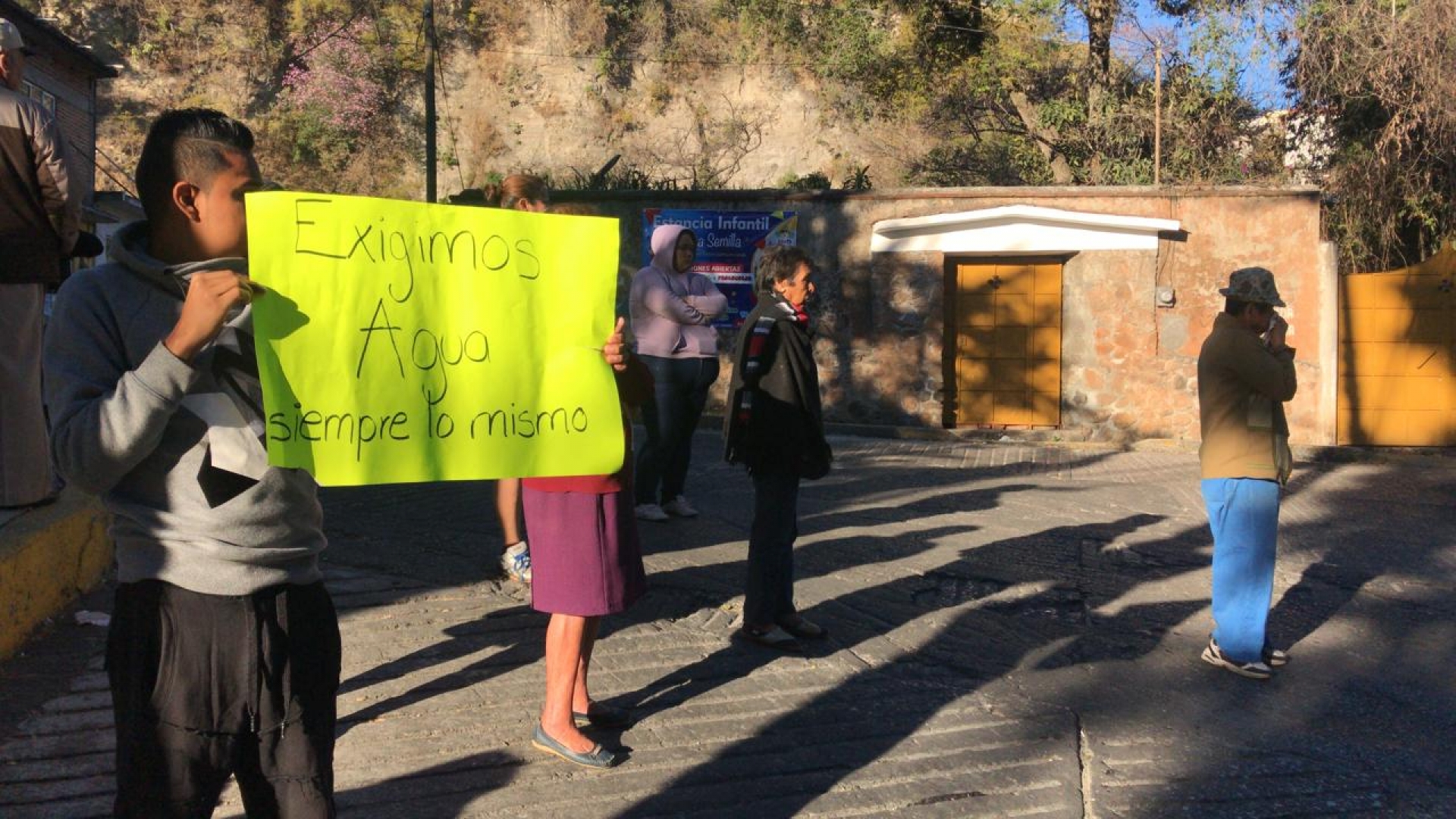 Vecinos de Lomas de Atzingo protestaron por falta de agua potable
