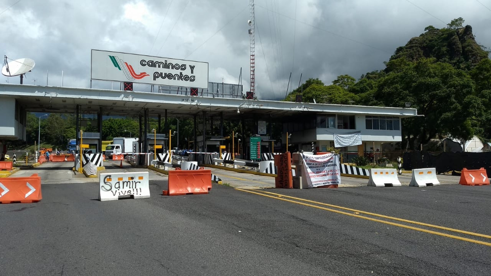 Bloquean transportistas de carga y ejidatarios la caseta de cobro de Tepoztlán