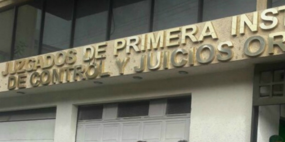 Dejan en libertad a cuatro hombres detenidos tras robo a cajeros automáticos en tienda de autoservicio