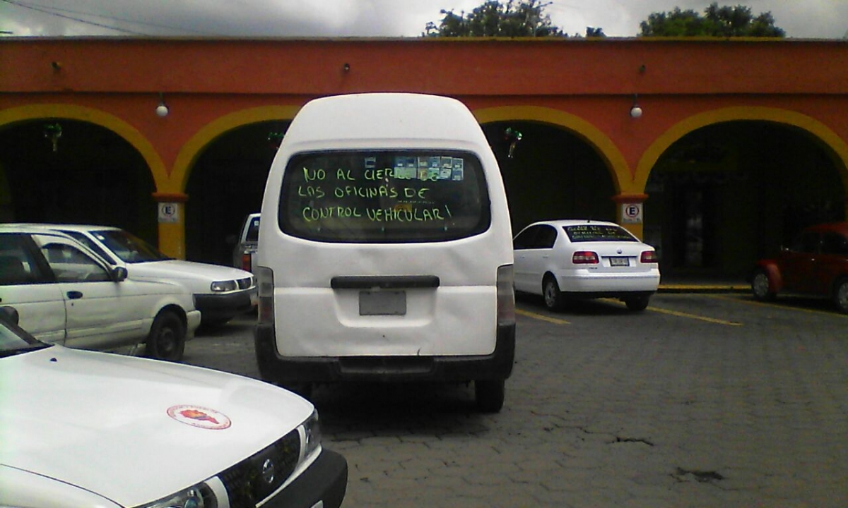 Transportistas bloquearon los principales accesos a Jonacatepec por cierre de la oficina de SMyT