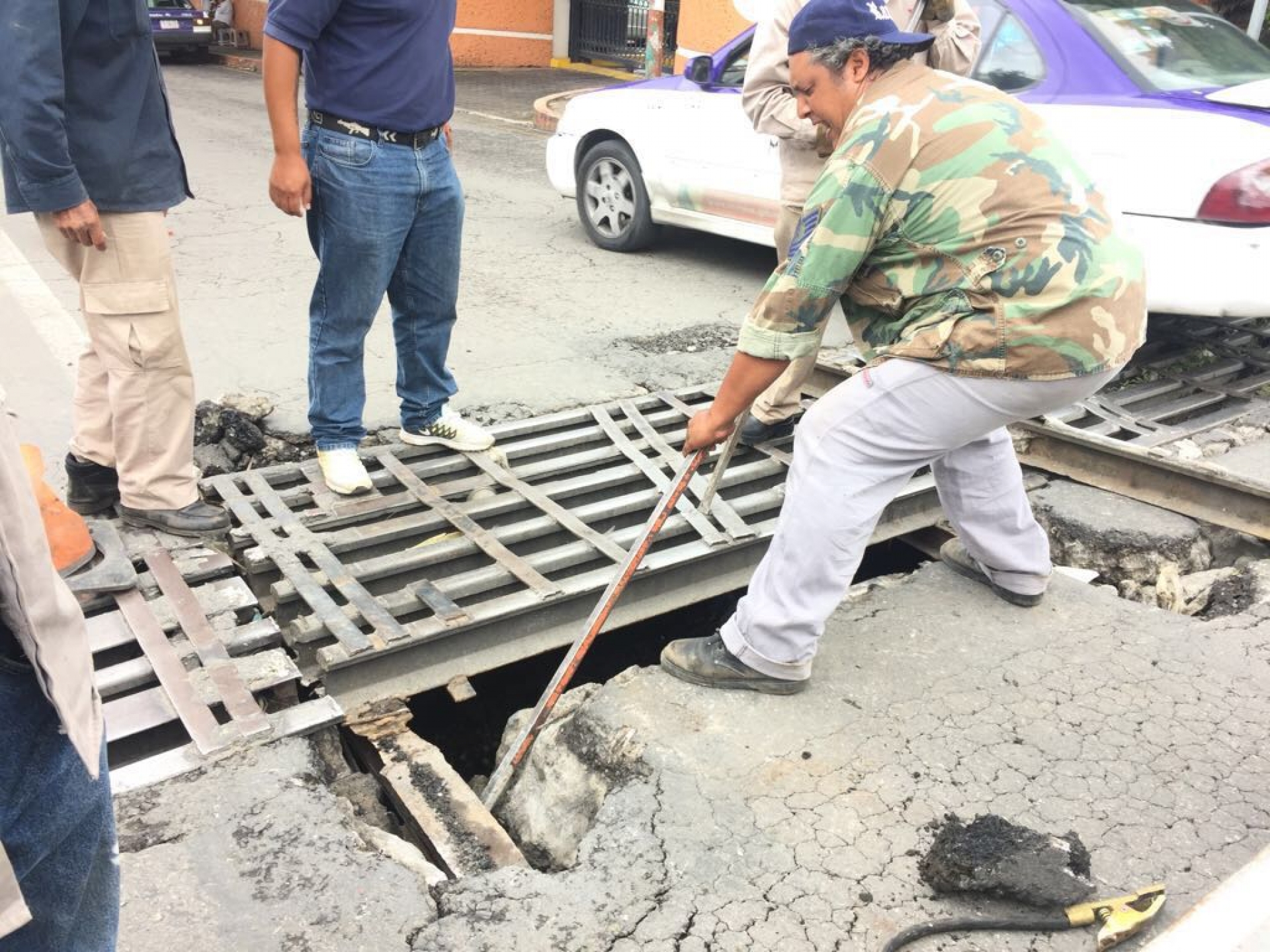 Desazolvan coladeras y reparan rejillas dañadas en Cuernavaca