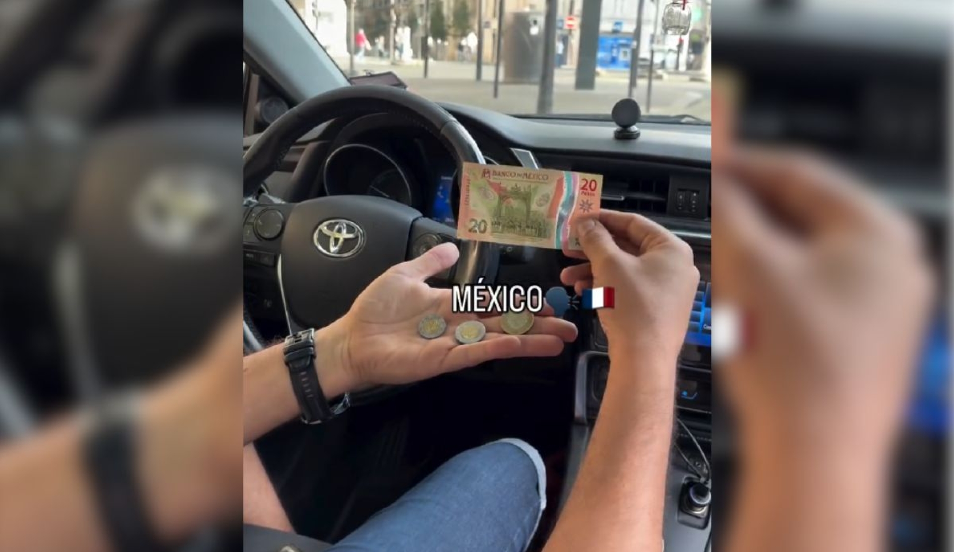 Video viral muestra a conductor parisino presumiendo monedas mexicanas con orgullo