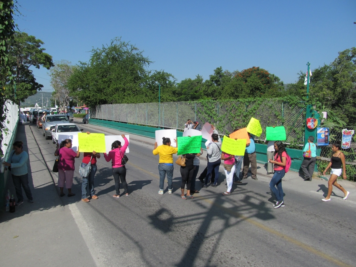 Bloquearon la avenida principal de Zacatepec en demanda de maestro para una telesecundaria