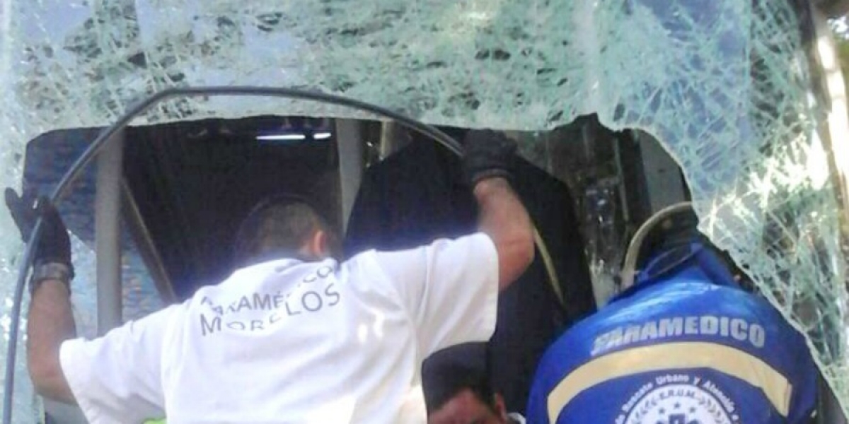 Se impacta autobús en la autopista México-Acapulco