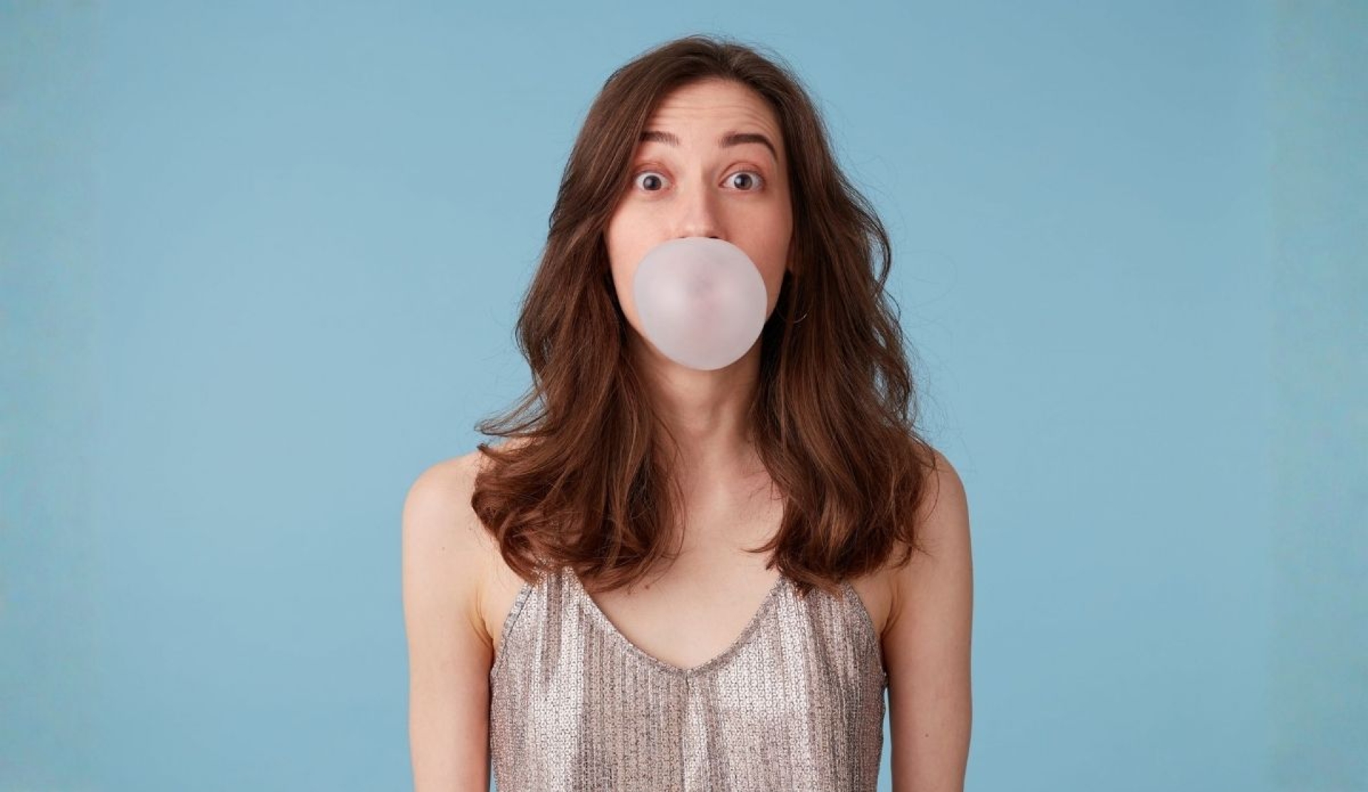 Qué ocurre en el cuerpo al tragar un chicle sin querer