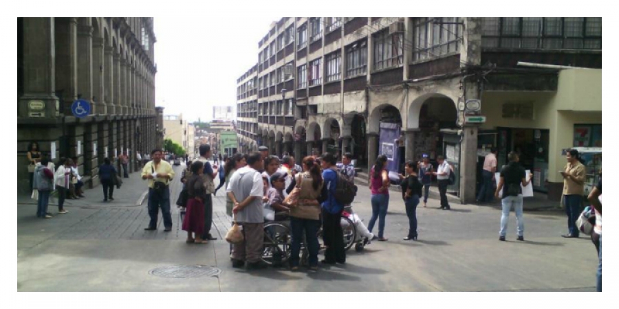 Pacientes de hemodiálisis se manifiestan en el centro de Cuernavaca