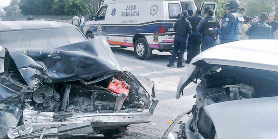 Pipa impacta a vehículos en el libramiento de Cuernavaca