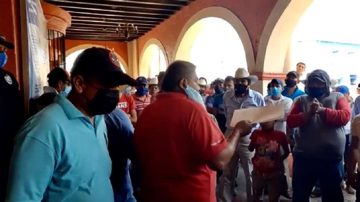 Campesinos de Tetelilla retienen a policías para exigir insumos