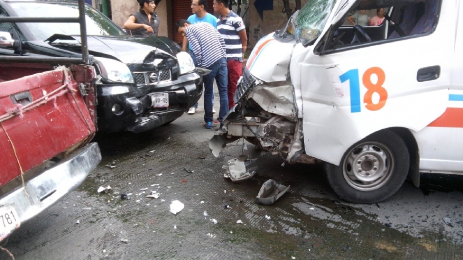 Dos personas resultaron lesionadas tras chocar la ruta en la que viajaban