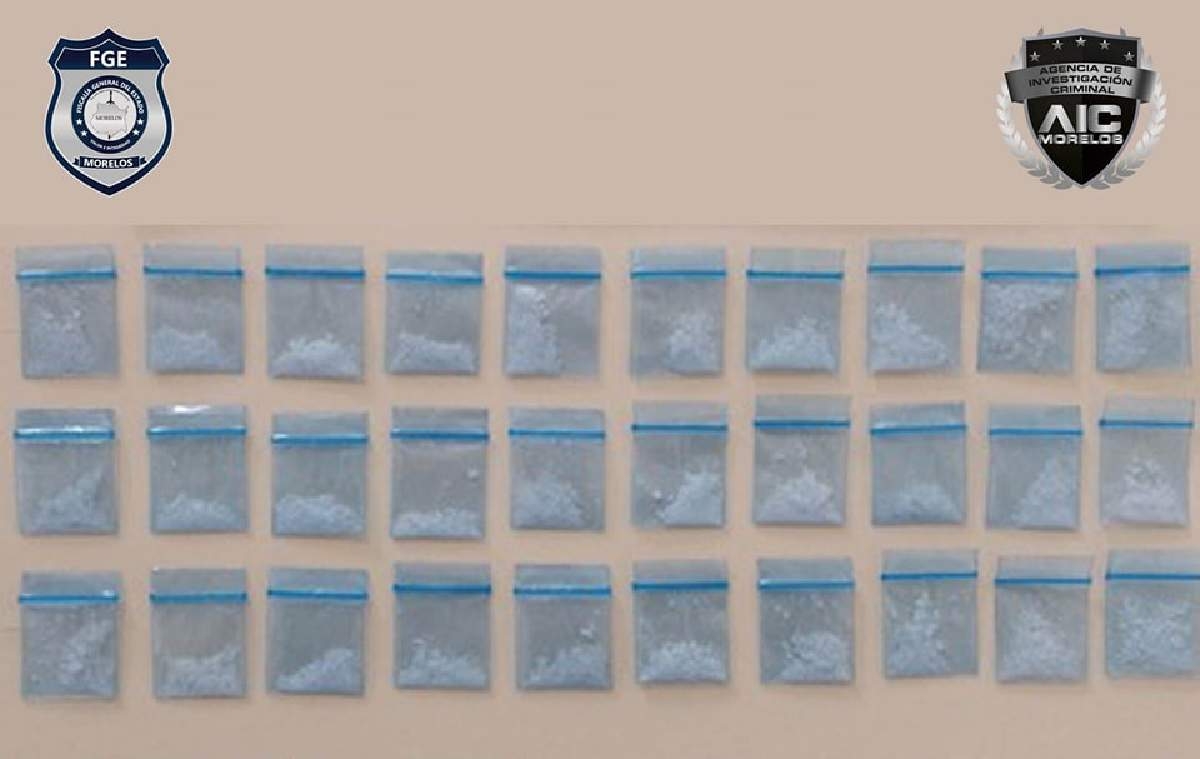 Lo descubrieron ofreciendo droga frente a una primaria